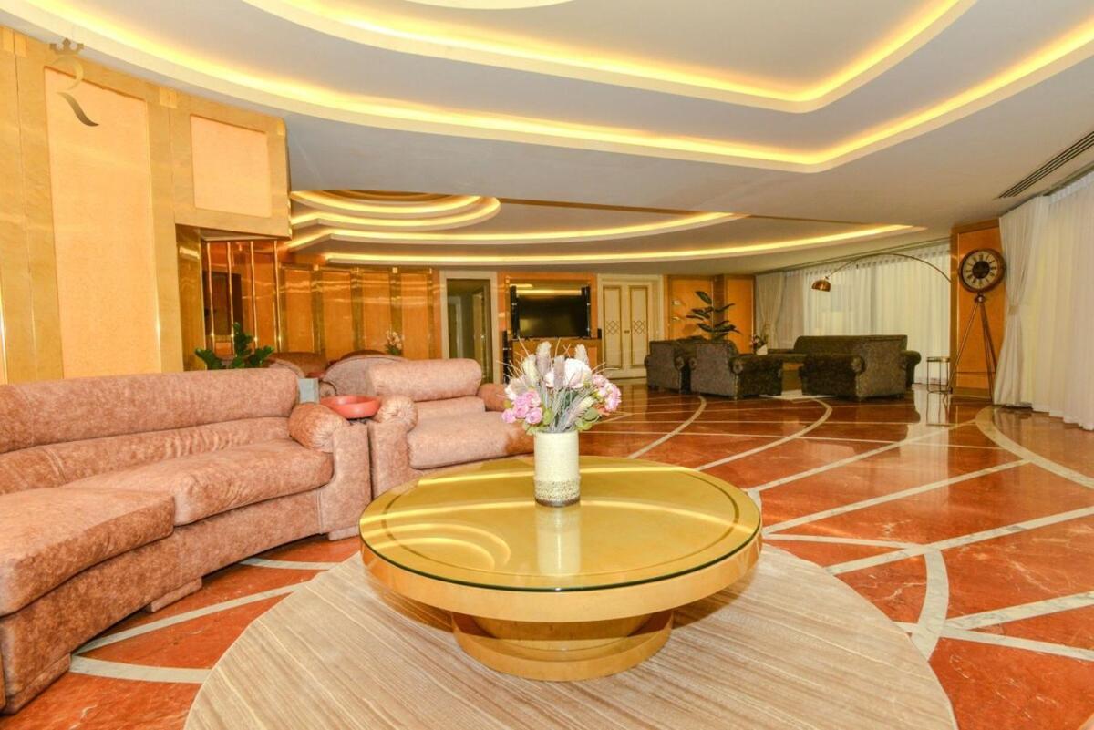 Timeless Elegance Italian-style Penthouse Retreat Appartement Abou Dabi