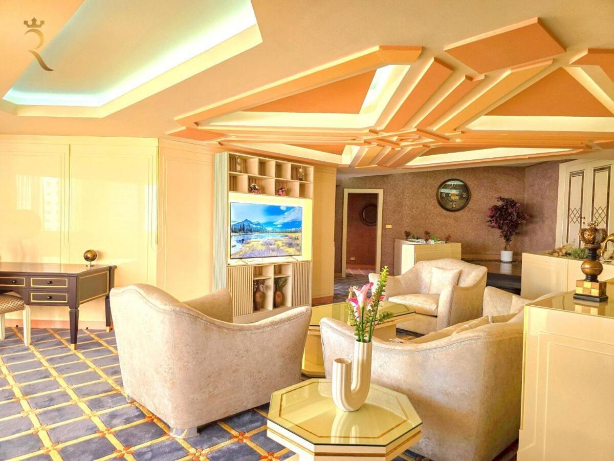Appartement Timeless Elegance Italian-style Penthouse Retreat