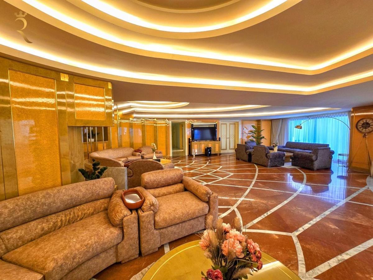 Timeless Elegance Italian-style Penthouse Retreat Appartement Abou Dabi
