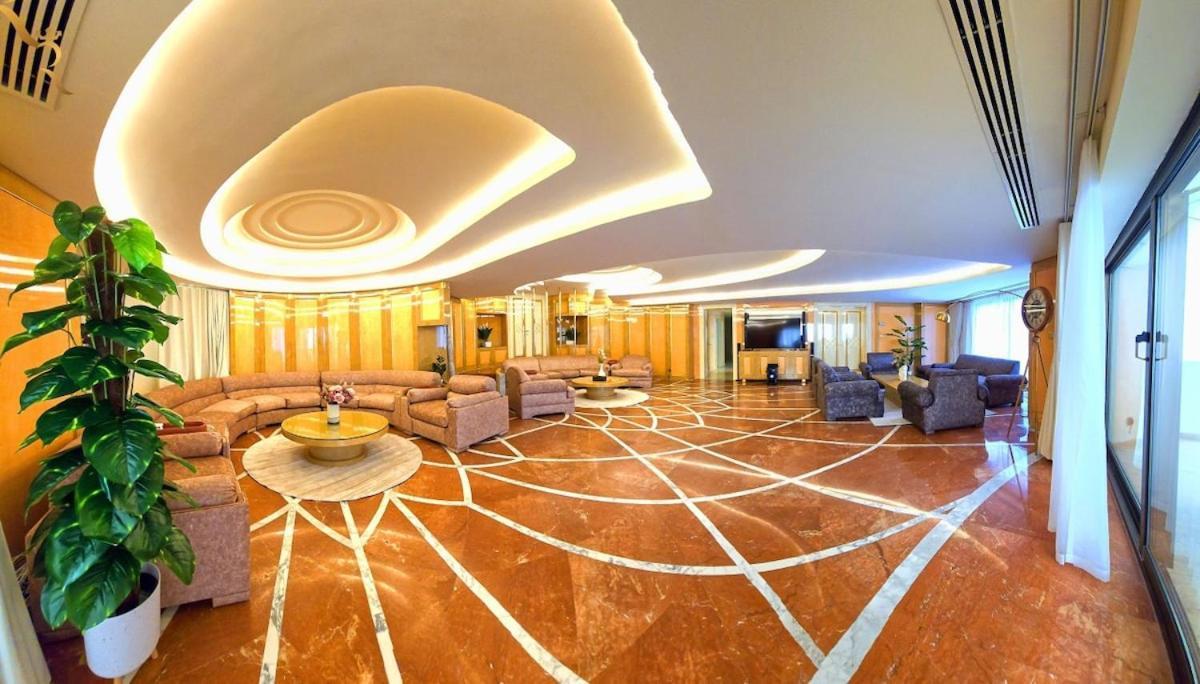 Appartement Timeless Elegance Italian-style Penthouse Retreat